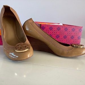 tory burch multi-logo wedge in tan size 9